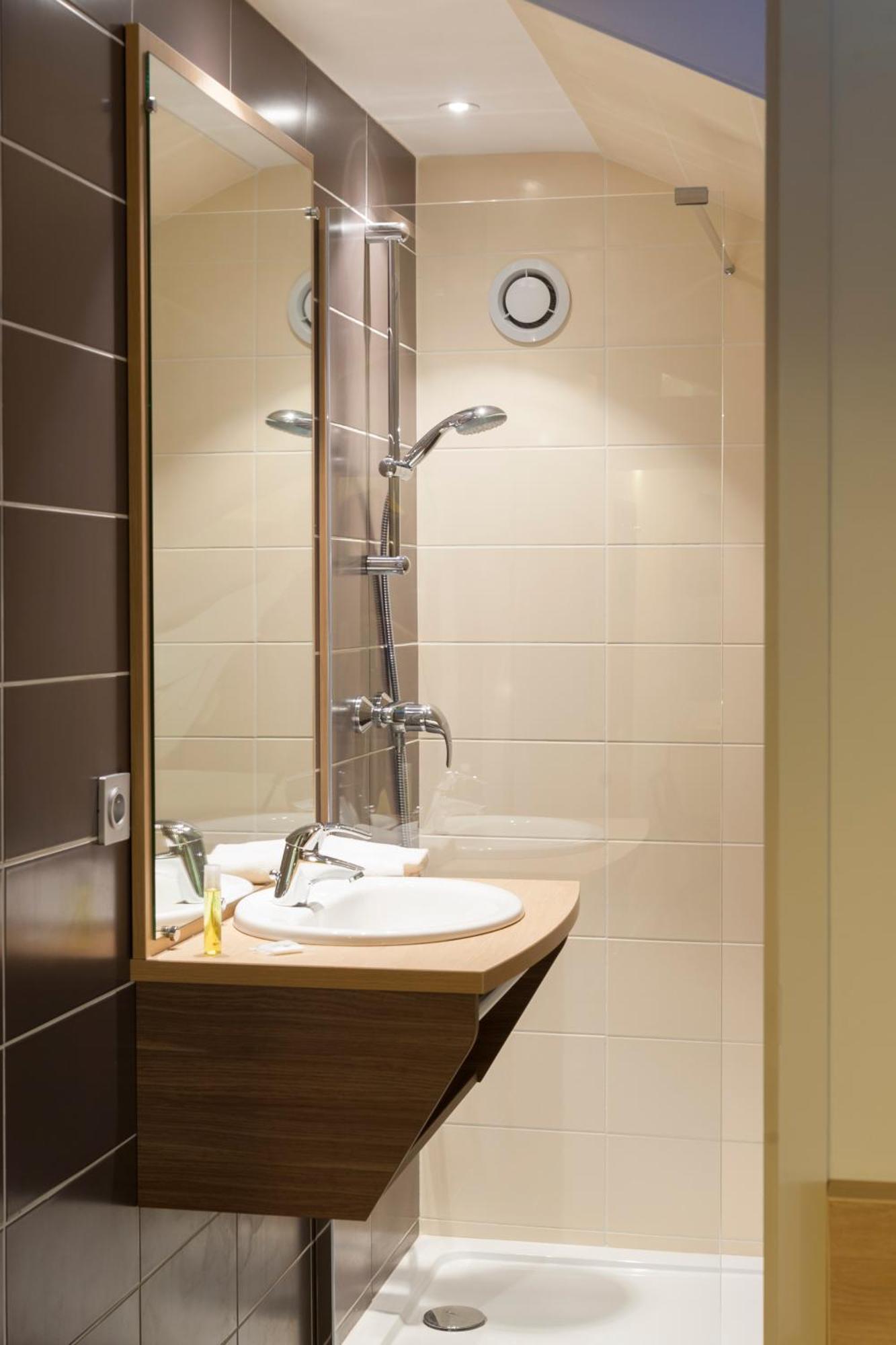 Brit Hotel Macon Centre Gare Экстерьер фото