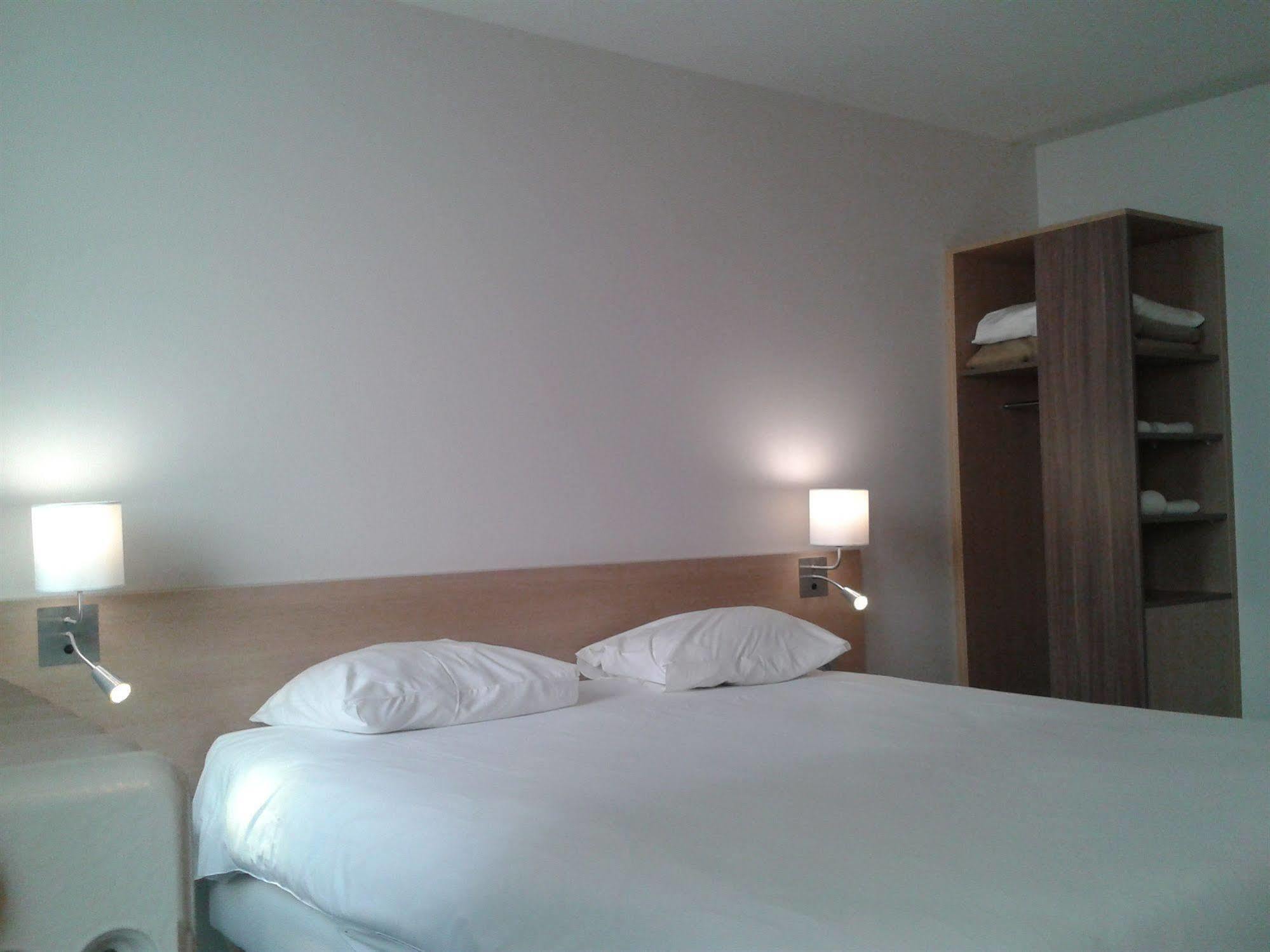 Brit Hotel Macon Centre Gare Экстерьер фото