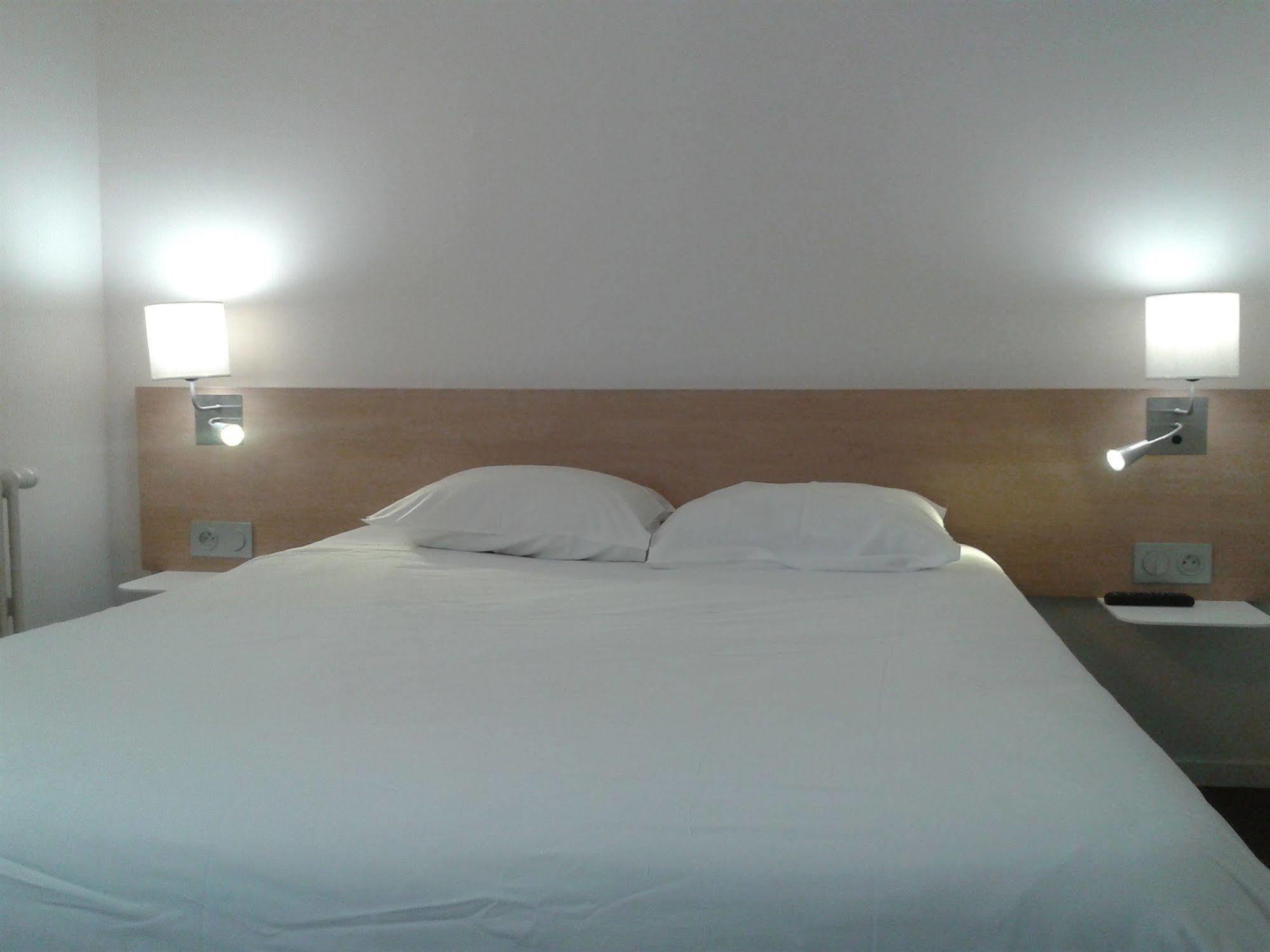 Brit Hotel Macon Centre Gare Экстерьер фото