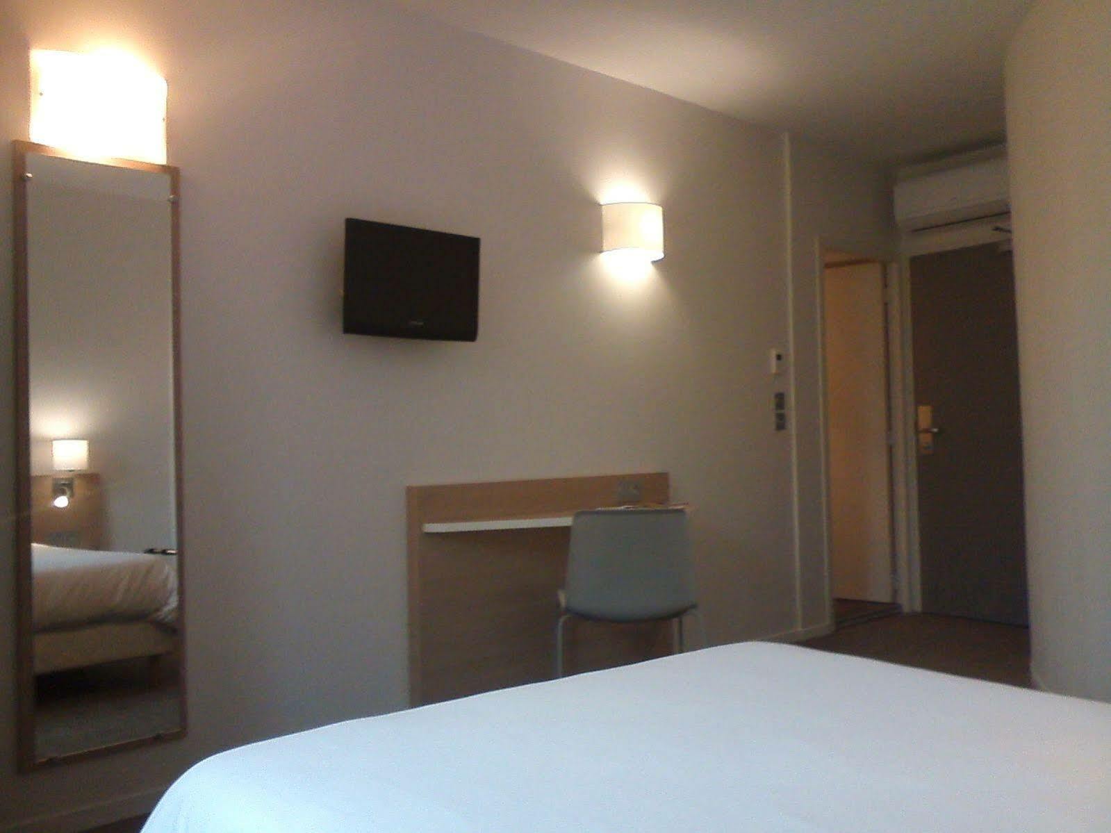Brit Hotel Macon Centre Gare Экстерьер фото